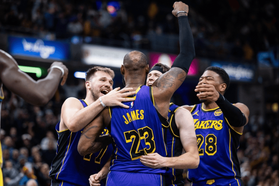 湖人球星三分绝杀,全场观众热烈欢呼,系统很多功能.的简单介绍