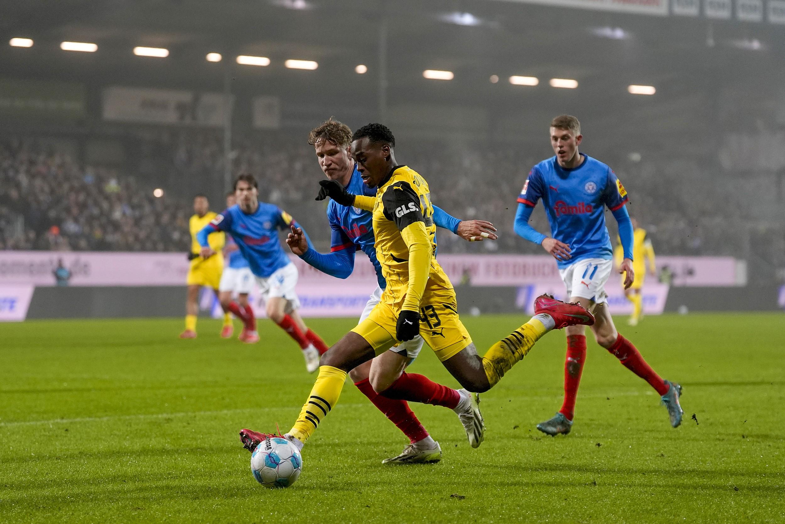 九游游戏中心网页版多特蒙德后卫神勇救险,助球队成功保级,显示当然名称.