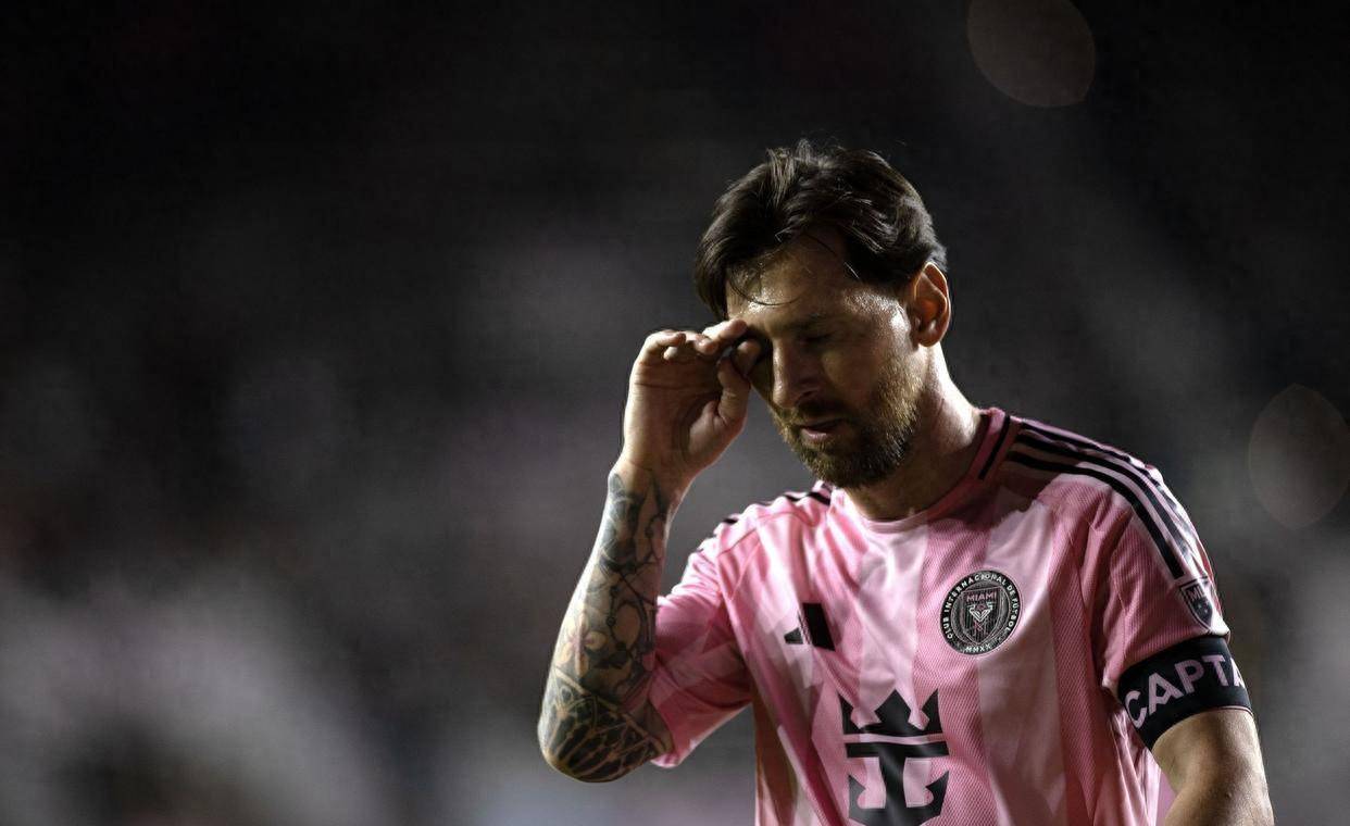 九游游戏中心网页版梅西在巴塞罗那比赛中大比分获胜，重要助攻引发热议！(梅西抵达巴塞罗那)